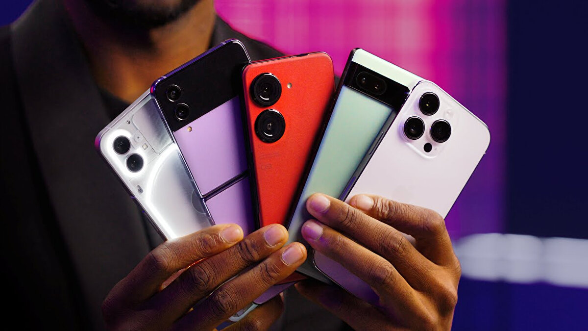 Öğrenciye ÖTV'siz Telefon Meclis'te Kabul Edildi mi?<br><br>Üniversite öğrencileri için elektronik cihazlarda ÖTV muafiyeti sağlanmasına ilişkin kanun teklifi geçtiğimiz günlerde Türkiye Büyük Millet Meclisi'ne (TBMM) sunuldu. MHP Genel Başkan Yardımcısı ve Kayseri Milletvekili İsmail Özdemir, sosyal medya hesabından yaptığı açıklamada; üniversite öğrencilerinin alacakları cihazlarda fiyat ve menşei (yerli-yabancı) ayrımı olmaksızın ÖTV'den muaf tutulması için teklif verdiklerini duyurdu. Ancak, kanun teklifi henüz Meclis'te kabul edilip yasalaşmadı. Teklif şu an komisyon ve genel kurul aşamalarını bekliyor. Sürecin tamamlanması ve Resmi Gazete'de yayımlanması durumunda yürürlüğe girecek.