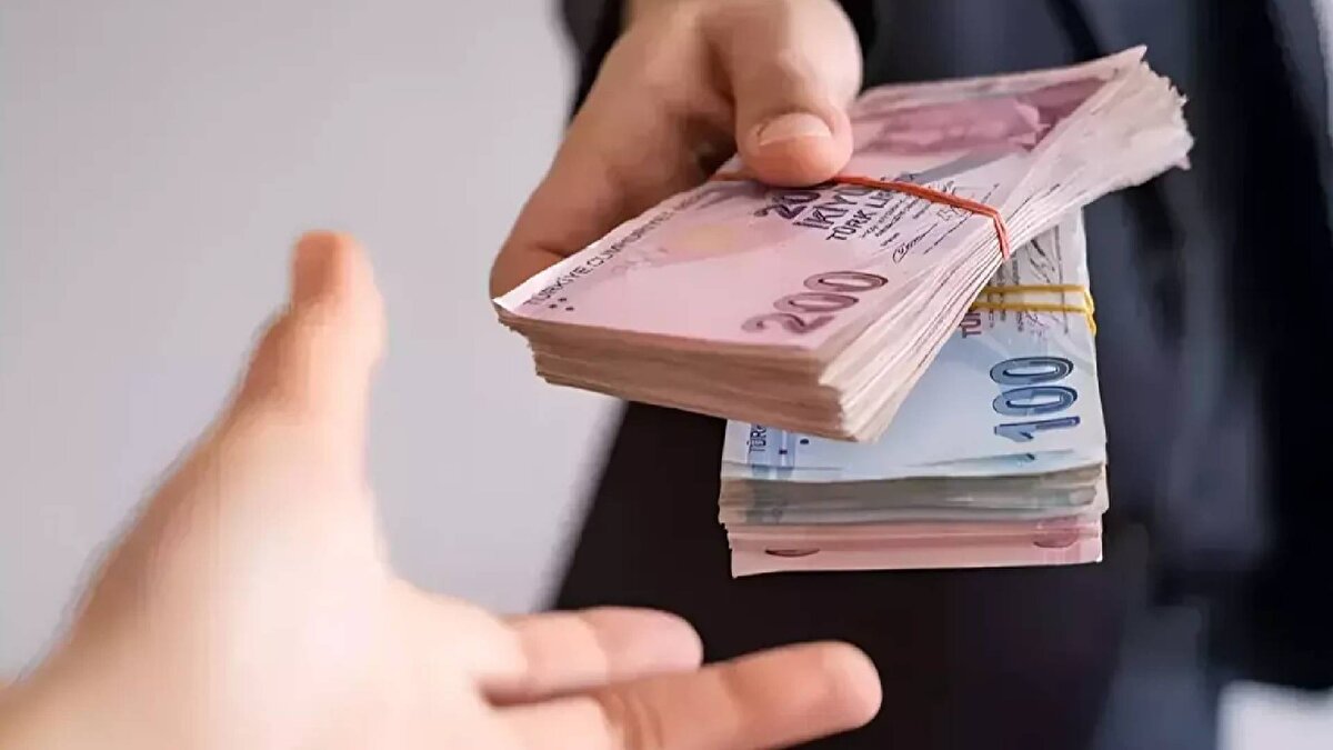 “Gerekli artış yüzde 40’ın üzerinde ama mümkün değil”<br><br>Ekonomide uygulanan sıkılaşma politikaları nedeniyle bu yıl yüksek oranlı bir artış beklenmiyor. İstanbul Üniversitesi Öğretim Üyesi Prof. Dr. Binhan Elif Yılmaz, Habertürk’e yaptığı değerlendirmede, ücretlerdeki kaybın telafisi için yüzde 40’tan fazla bir zam gerektiğini ancak mevcut ekonomi yönetiminin bu seviyeye çıkmasının zor olduğunu söyledi. Yılmaz, 2022 ve 2023 seçim dönemlerinde yapılan güçlü artışların bu yıl tekrarlanmayacağına dikkat çekti.