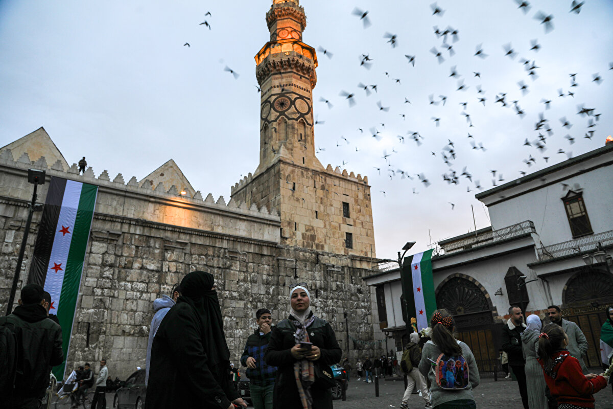 Bugün Suriye’nin başkenti Şam’da ve ülkenin dört bir yanındaki halk, 61 yıllık Baas rejiminin devrilmesinin birinci yıl dönümünü kutluyor.