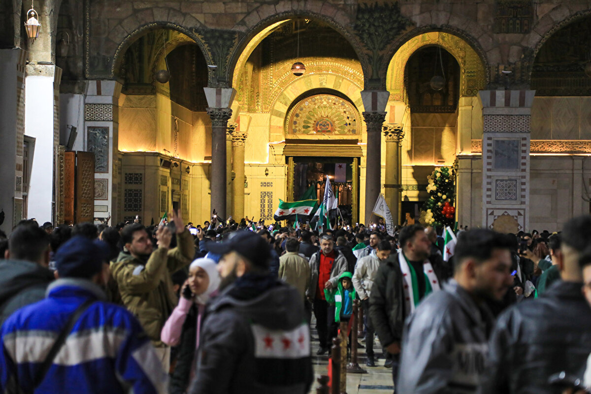Başkentteki Emevî Meydanı’nda toplanan yüzlerce kişi, Suriye bayrakları açarak sevinç gösterileri yaptı.