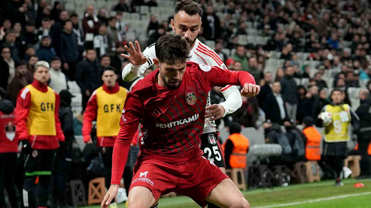 Beşiktaş yine kalesini gole kapatamadı <br><br>Ligde sadece Kayserispor ve Konyaspor ile oynanan erteleme maçlarında gol yemeyen siyah-beyazlı ekip, kalesinde toplam 19 gol gördü.<br>Beşiktaş bu sezon Avrupa’da oynadığı ön eleme maçlarının tümünde de kalesini gole kapatamazken, Shakhtar Donetsk’den 6, St. Patrick’s takımından 3 ve Lausanne’dan da 2 olmak üzere 11 gol yedi.