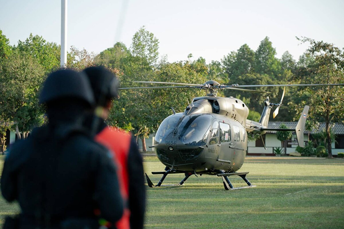 Sınır bölgelerinde sığınak uyarıları yapıldı<br>Çatışmaların ardından Tayland’ın Buriram, Surin, Si Sa Ket ve Ubon Ratchathani eyaletlerinde vatandaşlara megafonlarla “sığınak” çağrısı yapıldı. Kamboçya tarafında ise hava saldırılarının başlamasıyla okullarda panik yaşandı. Eğitim Bakanlığı, dört eyalette 377 okulda eğitime ara verildiğini ve yaklaşık 78 bin öğrencinin etkilendiğini duyurdu.