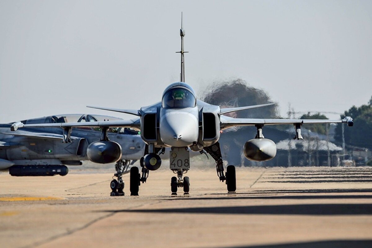 Aylardır süren sınır anlaşmazlığı yeniden kritik eşikte<br>Tayland ile Kamboçya arasındaki yaklaşık 817 kilometrelik kara sınırında, egemenlik tartışmalarından kaynaklanan gerilim uzun süredir devam ediyor. Temmuz ayında tırmanan çatışmalarda her iki taraftan en az 48 kişi hayatını kaybetmiş, yüz binlerce sivil bölgeden uzaklaştırılmıştı. ASEAN Zirvesi’nde varılan ateşkes ise kara mayınları nedeniyle tam olarak uygulanamamış, Bangkok yönetimi geçen ay anlaşmayı askıya aldığını açıklamıştı.