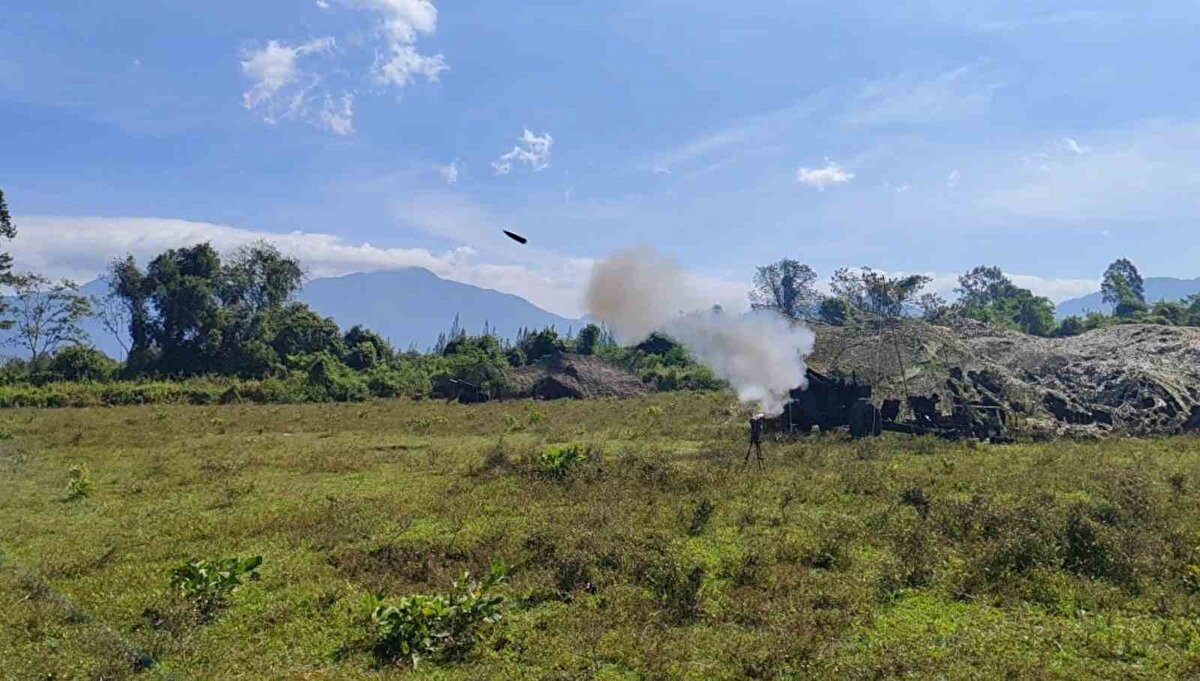 Tayland ordusu, Kamboçya birliklerinin sabah saatlerinde sınır mevzilerine ateş açtığını ve saldırıda bir askerin yaşamını yitirdiğini, sekiz askerin de yaralandığını açıkladı. Tayland yönetimi, bu olayın ardından sınır bölgesindeki siviller için tahliye planlarını devreye soktu ve hava kuvvetlerinin F-16 uçaklarıyla Kamboçya’daki askeri hedefleri vurduğunu duyurdu.