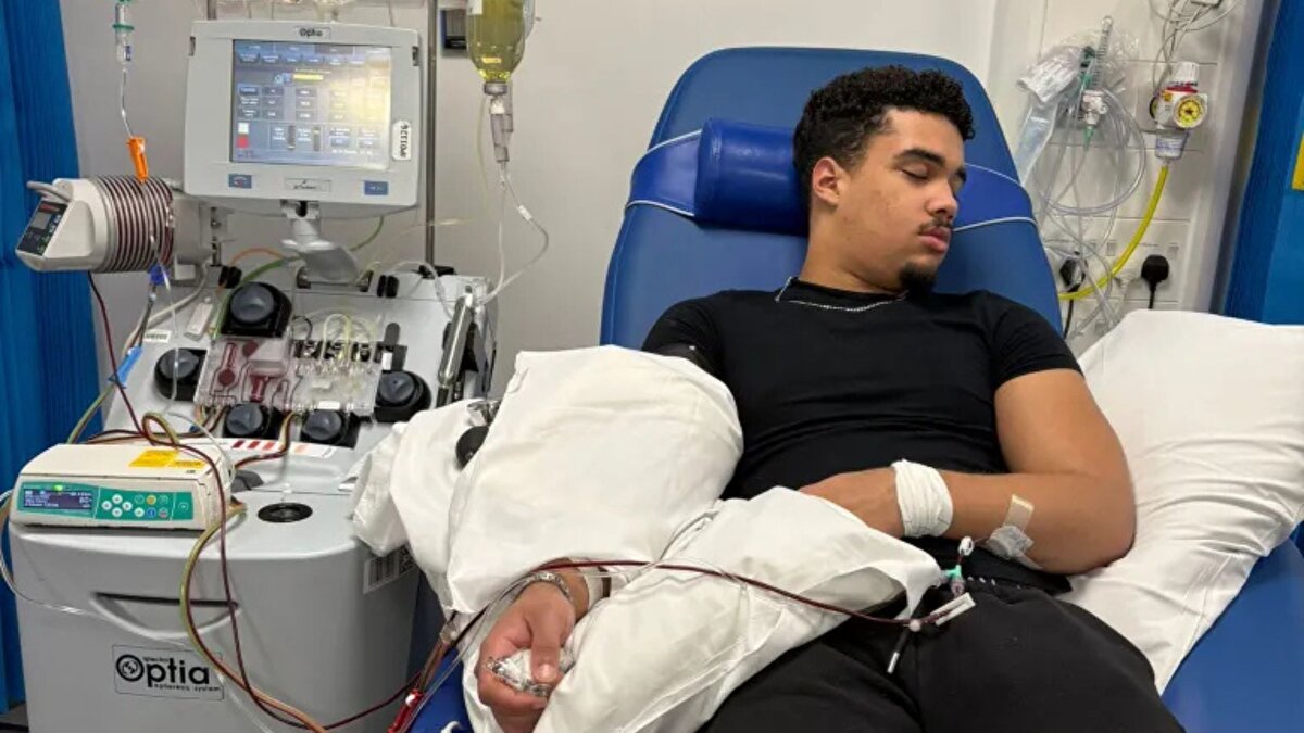 Gloucestershire’de yaşayan 17 yaşındaki Kahlan Eales, grip sonrası halsizlik ve yorgunluk şikâyetiyle ailesiyle birlikte doktora gitti. Doktor, gençte Raynaud sendromu olduğunu belirleyerek kendini sıcak tutmasını ve eldiven kullanmasını önerdi. Ancak Kahlan, semptomlarının daha ciddi olduğunu hissetti.