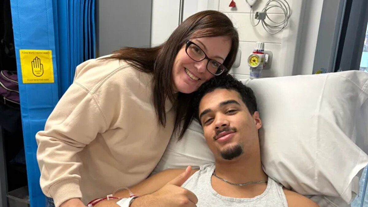 Cirencester College’de hukuk ve kriminoloji öğrencisi olan Kahlan, AI teknolojisini günlük hayatında ve okul ödevlerinde kullandığını belirtiyor. GBS’in yavaş ilerleyerek felce ve solunum yetmezliğine yol açabileceğini vurgulayan genç, AI ile kendi tanısını koymanın önemine dikkat çekiyor. Kahlan, deneyiminin sağlık sistemine olan güvenini sarsmadığını ancak yerel pratisyen doktorlar konusunda daha dikkatli olunması gerektiğini söylüyor.