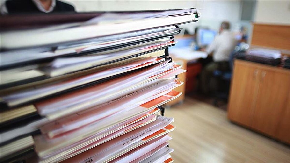 Tapu harçları üç kata çıkabilir<br>Yeni düzenleme tapu harcı hesaplamalarını da etkiliyor. Tapu işlemlerinde esas olan gerçek satış bedeli olsa da, rayiç değer üzerinden işlem yapanlar için büyük artışlar kaçınılmaz.<br>Örneğin 2025 vergi değeri 3 milyon TL olan bir konutun 2026’da üst sınır gereği emlak vergisine esas değeri 9 milyon TL olacak.<br>Bu durumda tapu harcı toplamı 120 bin TL’den 360 bin TL’ye çıkacak. Alıcı ve satıcının ayrı ayrı ödeyeceği tutar ise 60 binden 180 bin TL’ye yükselecek.