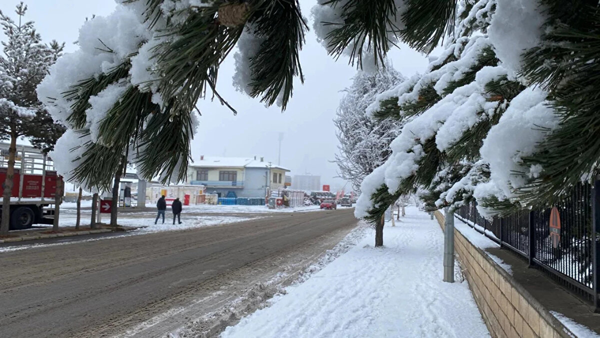 Ankara'ya Kar Ne Zaman Yağacak?<br><br>Başkent Ankara'da bu hafta havanın genellikle çok bulutlu ve yağmurlu geçmesi bekleniyor. Vatandaşların merakla beklediği kar yağışı ise şu an için sadece yüksek kesimlerle sınırlı kalacak.<br><br>Yüksek Kesimlerde Kar Geçişleri: Gece saatlerinde sıcaklıkların düşmesiyle birlikte, Ankara'nın çevre ilçelerinde ve yüksek rakımlı bölgelerinde karla karışık yağmur görülebilir.<br><br>Hangi İlçelerde Kar Bekleniyor?: Özellikle Çamlıdere ve Kızılcahamam gibi rakımı yüksek ilçelerde hafif kar yağışı ihtimali bulunuyor.<br><br>Şehir Merkezine Kar Ne Zaman Düşecek?: Şehir merkezinde karın yere tutunması için sıcaklıklar henüz yeterli seviyede değil. Uzmanlar, Ankara merkezini beyaza bürüyecek yılın ilk etkili kar yağışı için Ocak ayını işaret ediyor.