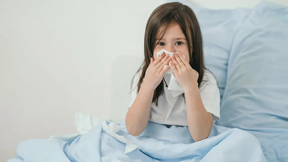 Erken değerlendirme önem taşıyor<br><br>Uzm. Dr. Şan, risk grubunda yer alan çocuklarda hafif belirtilerin bile ciddiye alınması gerektiğini belirterek ailelere hızlı değerlendirme çağrısı yaptı. Grip vakalarının yoğunlaştığı dönemlerde dikkatli takip ve zamanında müdahalenin komplikasyonları azaltacağını ifade etti.