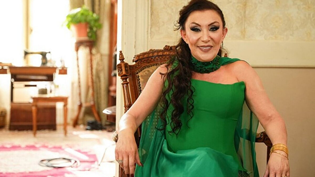 Güllü’nün ölümüyle ilgili iddialar, ihbarcının canlı yayına katılmasıyla yeni bir boyut kazandı. Yüzünü gizleyen kişi, daha önce elinde şüpheli görüntü bulunduğunu iddia ettiğini ancak sözlerinin gerçek olmadığını itiraf etti. İhbarcı, “Güllü için bir şeylerin açığa çıkmasını istedim. Kimse konuşmadığı için böyle bir açıklama yaptım” dedi.