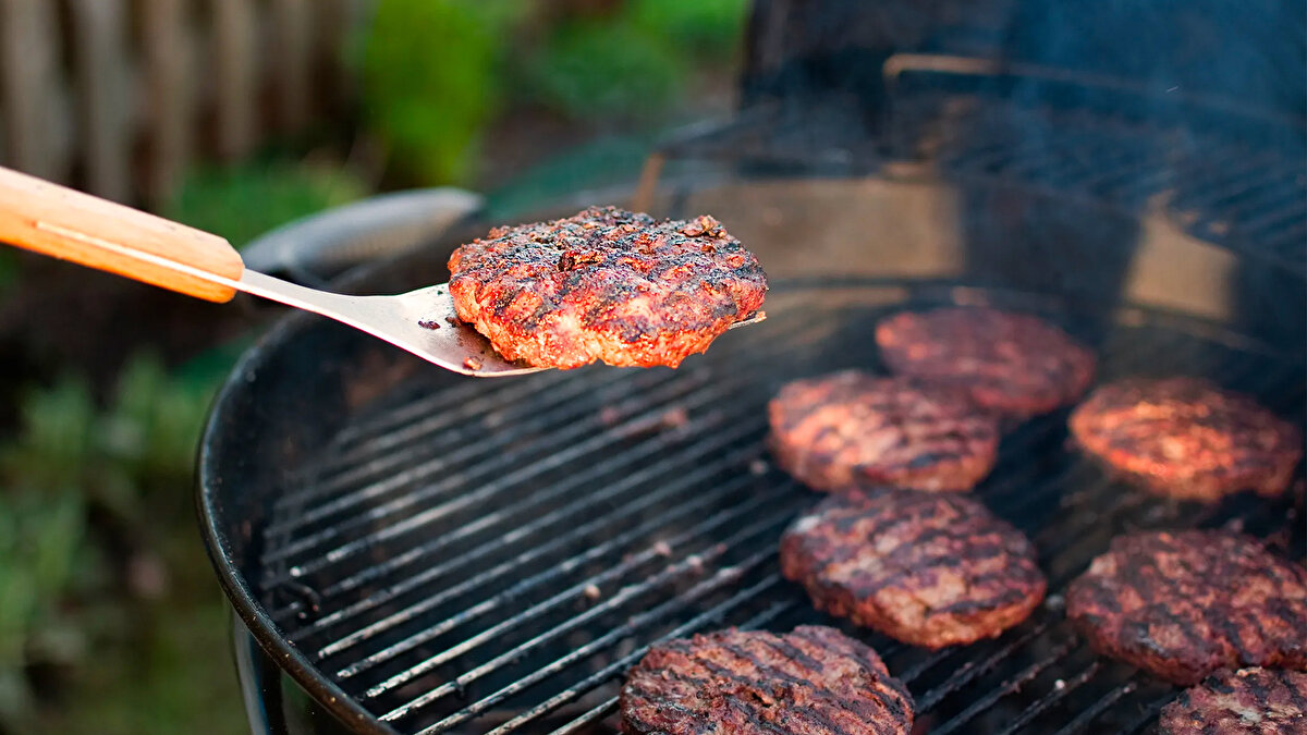 Gastronomi dünyasının prestijli platformlarından TasteAtlas, dünyanın dört bir yanından lezzetleri değerlendirerek "Dünyanın En İyi Burgerleri" listesini yayınladı; listedeki Türk lezzeti ise dikkat çekti.