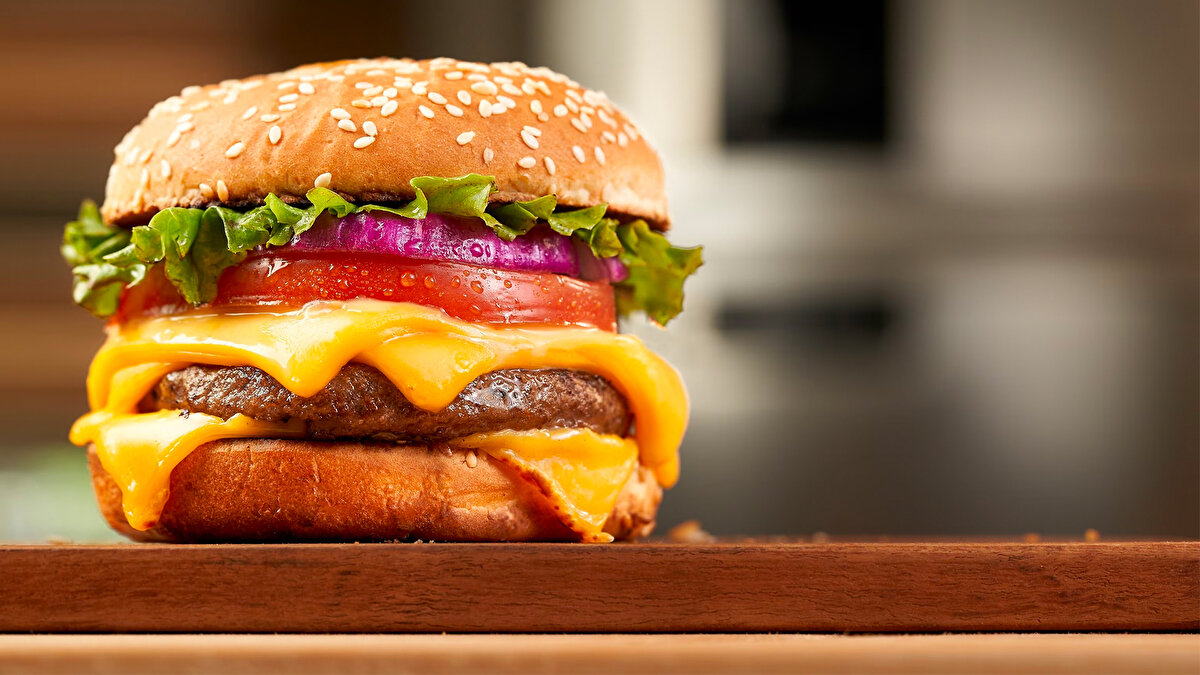 1. 🇺🇸 Cheeseburger <br>★ 4.4