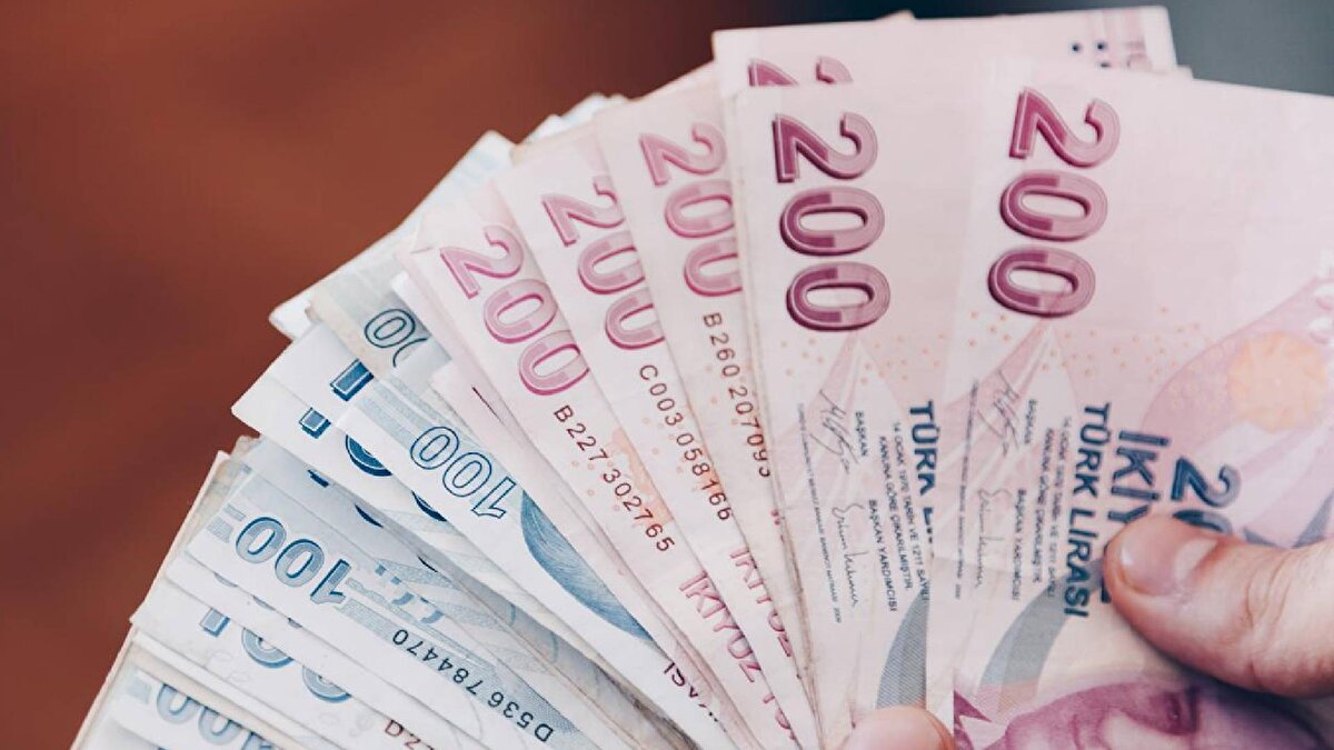 Mevcut asgari ücret ve işveren maliyeti<br><br>2025 yılı itibarıyla bir işçinin net asgari ücreti 22 bin 104 lira seviyesinde bulunuyor. Brüt asgari ücret ise 26 bin 5 lira 50 kuruş olarak uygulanıyor. İşverene toplam maliyet 30 bin 621 lira 48 kuruşu buluyor; bu tutarın büyük kısmı sosyal güvenlik primleri ve işsizlik fonu paylarından oluşuyor.