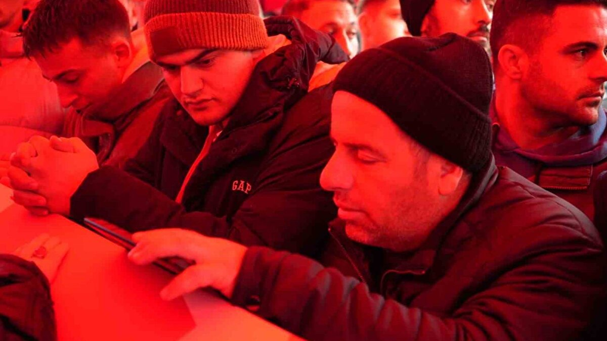 Törende şehidin özgeçmişi okundu, İl Müftüsü Seyfullah Çakır tarafından helallik alındı ve cenaze namazı kıldırıldı. Türk bayrağına sarılı tabut, özel harekat polislerinin omzunda cenaze aracına taşındı. Cenaze Arnavutlar Mahallesi’ndeki aile kabristanında toprağa verildi.