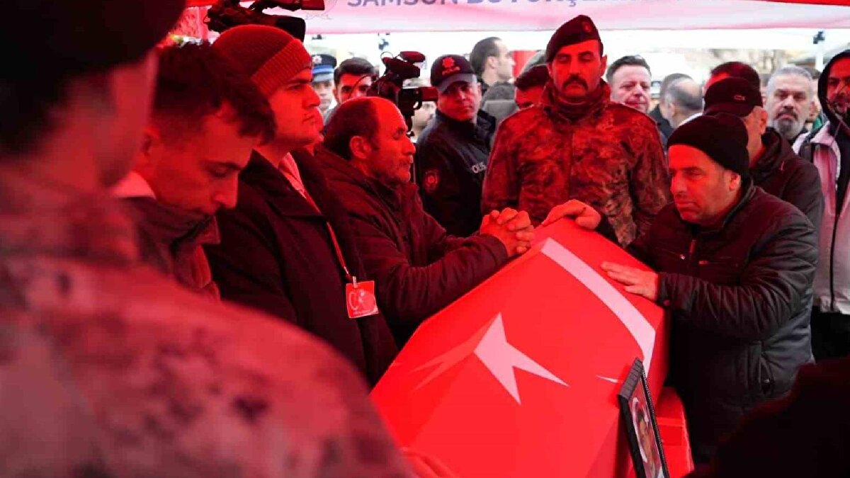 Törene İçişleri Bakan Yardımcısı Münir Karaloğlu, Samsun Valisi Orhan Tavlı, Amasya Valisi Önder Bakan, Emniyet Genel Müdürü Mahmut Demirtaş ve çok sayıda güvenlik yetkilisi katıldı. Şehidin ailesi, yakınları ve vatandaşlar da törende hazır bulundu.