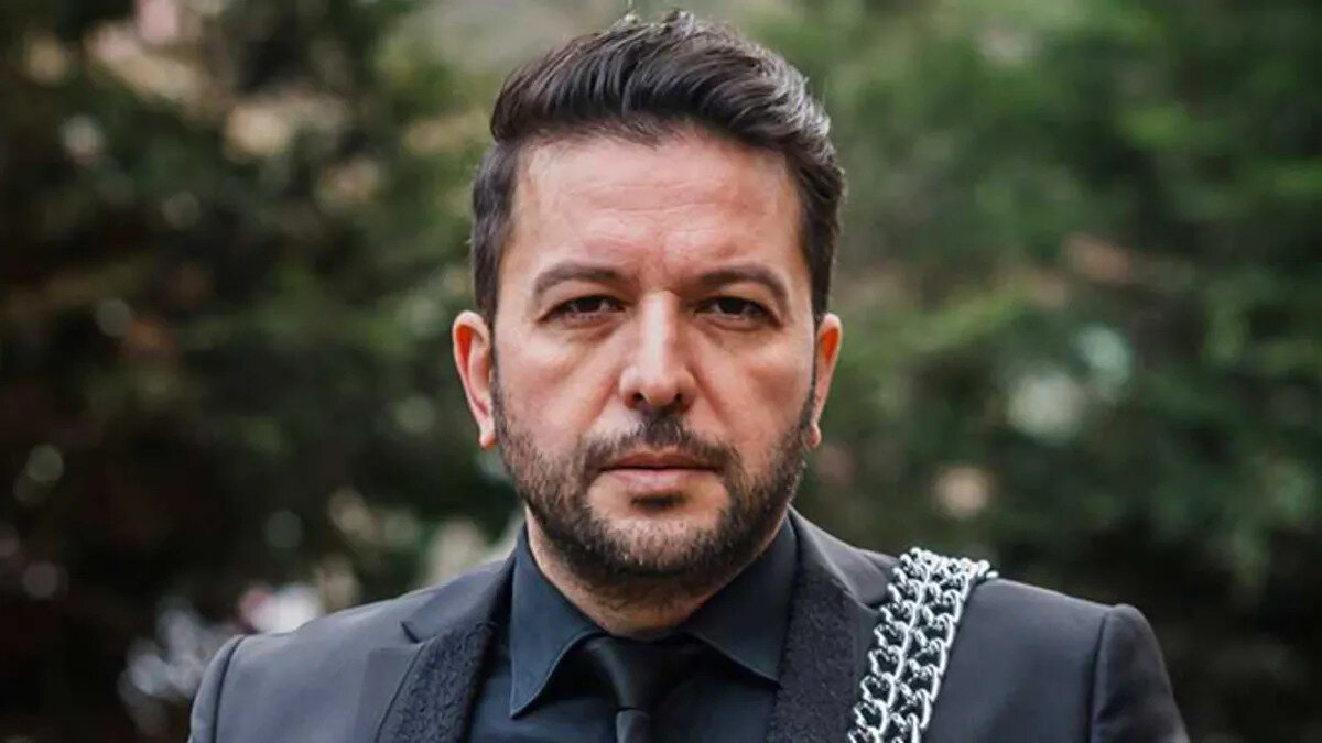 Soruşturma yeniden tartışılıyor<br><br>Doğan, televizyon programlarında dile getirdiği “ölümün kaza değil, cinayet olabileceği” yönündeki yorumların ardından hedef alındığını savundu. Güllü’nün pencereden düşerek hayatını kaybettiği olayda soruşturmanın kapanma aşamasına geldiğini belirten Doğan, yorumlarının bu süreci değiştirdiğini iddia etti.