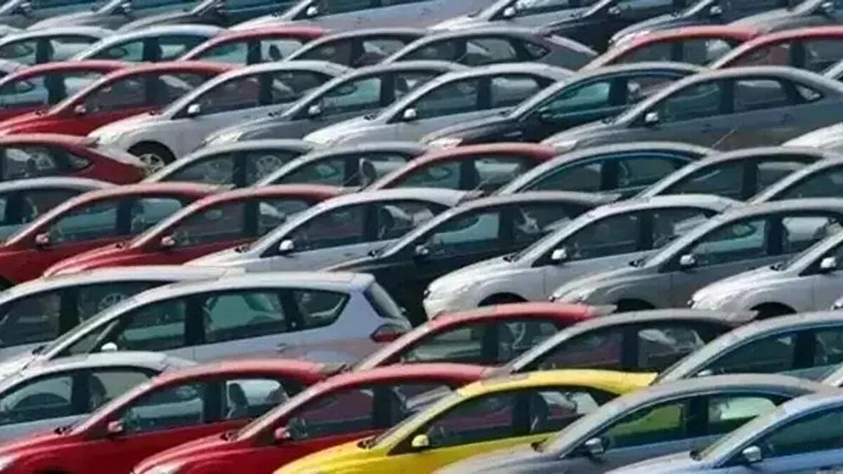 3 Çocuklu Ailelere ÖTV İndirimi ve Araba Fırsatı<br><br>Düzenlemenin en dikkat çeken maddelerinden biri, "İlk Arabam Yerli Otomobil Aile Destek Programı" oldu. Bu program, hurda araç teşviki ile entegre çalışarak belirli şartları sağlayan ailelere büyük kolaylıklar sağlayacak.<br><br>Programın öne çıkan detayları şöyle:<br><br>Hedef Kitle: 3 ve daha fazla çocuğu olan aileler.<br><br>Amaç: Düşük gelir gruplarının alım gücünü desteklemek ve yerli otomotiv sanayisini güçlendirmek.<br><br>Avantajlar: Uygun ödeme koşulları, uzun vadeli finansman desteği ve ÖTV indirimi.<br><br>Şart: Satın alınacak aracın "yerlilik" statüsüne sahip olması gerekecek.<br><br>AA muhabirinin edindiği bilgilere göre, programın başvurularına talebin oldukça yüksek olması bekleniyor. Başvuru tarihleri ve kesinleşmiş şartlar açıklandığında haberimiz güncellenecektir.