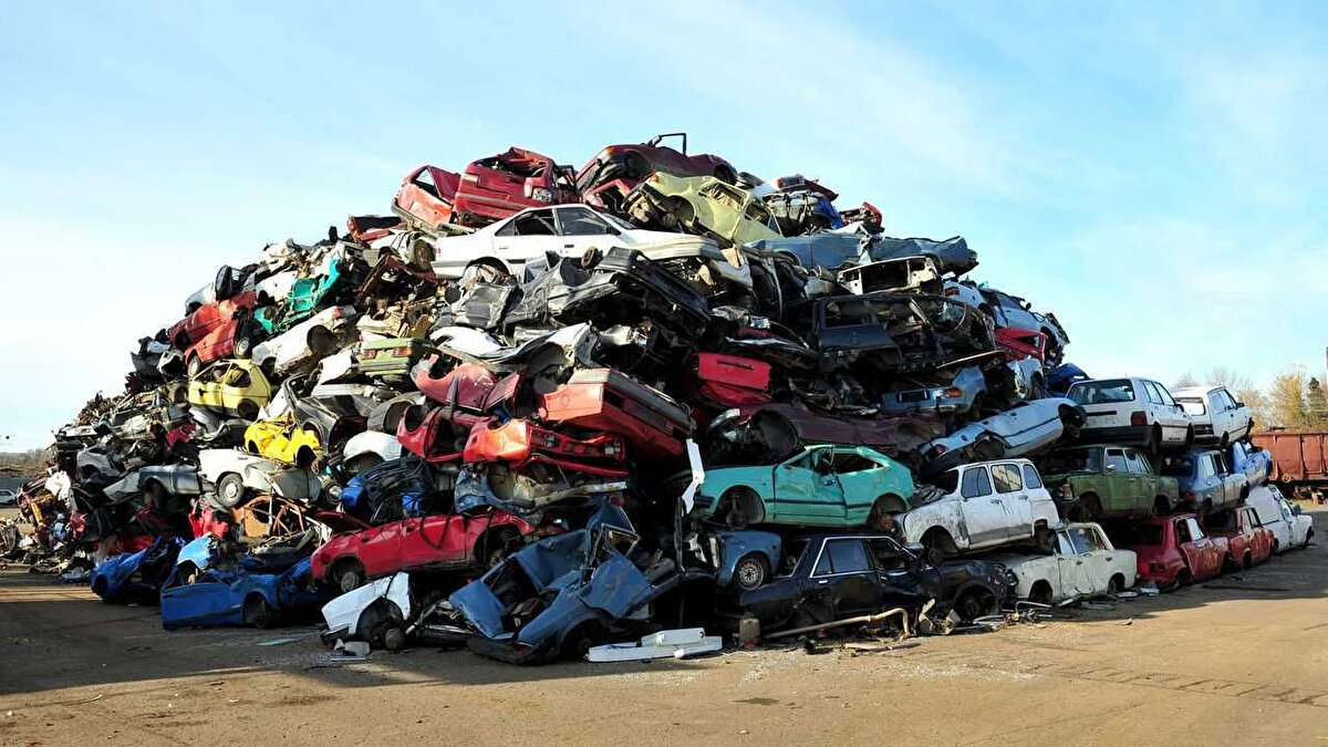 TESK'ten "Hurda Teşvik Yasası" Çağrısı<br><br>Türkiye Esnaf ve Sanatkarları Konfederasyonu (TESK) Genel Başkanı Bendevi Palandöken de konuyla ilgili önemli açıklamalarda bulundu. Çevrenin korunması ve sürüş güvenliği için hurda araç yasasının bir an önce hayata geçirilmesi gerektiğini vurgulayan Palandöken, şu ifadeleri kullandı:<br><br>"Hem ithal ettiğimiz hurdanın azalması hem de ülkemizde hurdalık vaziyette bekleyen araçların ekonomiye kazandırılması daha karlı bir tablo ortaya çıkaracaktır. Yapılması gereken, hurda araçlarının toplanması ve ithalatın azaltılmasıyla ilgili somut adımlar atmaktır."<br><br>Palandöken ayrıca, vatandaşların daha az yakıt tüketen ve konforlu araçlara binmesiyle enflasyon üzerinde de olumlu etkiler görülebileceğini belirtti.