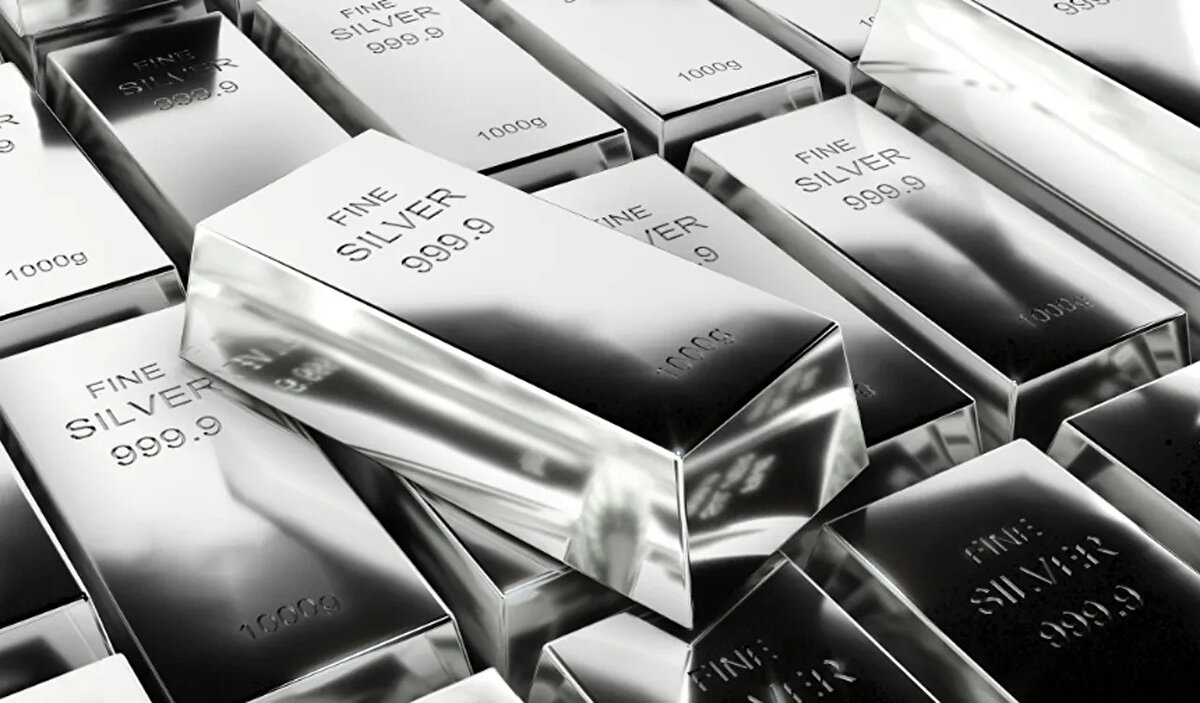 ‘Gümüş ev aldırır’ teorisinin gerekçesi<br>Akyıl, yatırımcılar arasında merak uyandıran teorisini şöyle açıkladı:<br><br>“Gümüşün fiyat döngüleri vardır. 2019’da başlayan yeni döngünün 2028’e kadar devam edebileceğini öngörüyorum. Fiziki talep arttığında hareket çok daha sert olabilir. Küçük birikimlerle alınan gümüşün, doğru zamanda bozulduğunda bir ev alımına katkı sağlayabileceğini düşünüyorum.”<br><br>Ekonomiste göre gümüş, altın kadar güçlü bir değer saklama aracı olmasına rağmen çoğu yatırımcı tarafından hâlâ yeterince tanınmıyor.