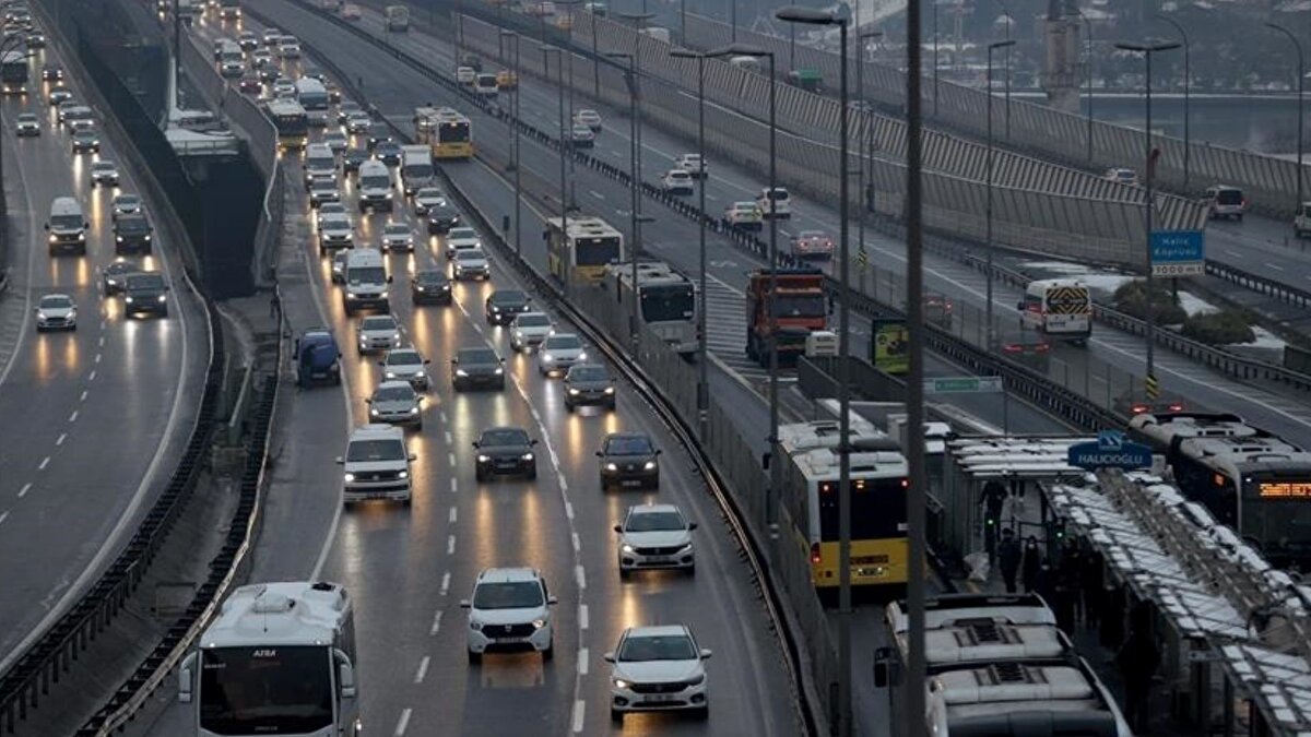 Küresel karşılaştırmada büyük şehirler öne çıktı<br><br>Toplam 36 ülkeden 900’den fazla kenti kapsayan araştırmada, İstanbul’un ardından 112 saatle Chicago, 108 saatle Mexico City, 102 saatle New York City ve 101 saatle Philadelphia geliyor. Çalışma, kara yolu talebinin ekonomik hareketliliğe paralel şekilde arttığını, bu talebin yol kapasitesini geçtiği noktalarda trafik sıkışıklığının kaçınılmaz hale geldiğini ifade ediyor.