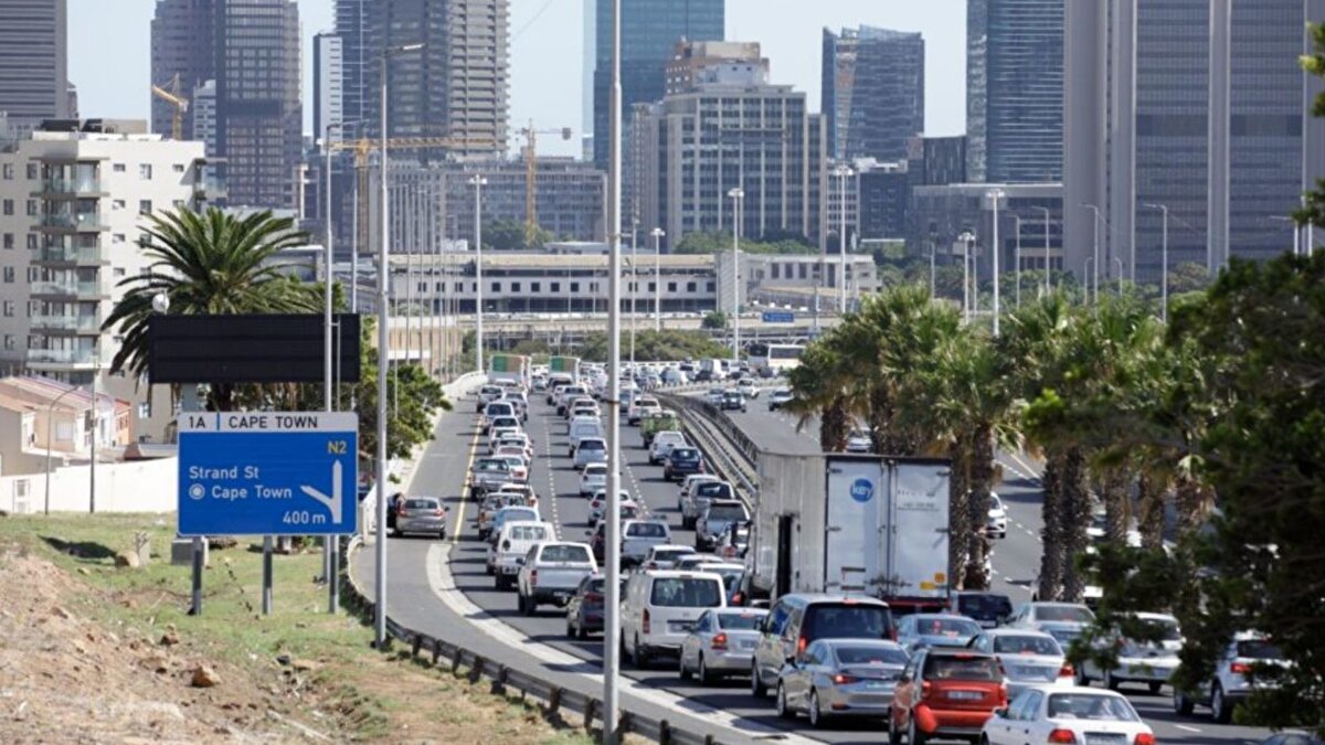 ABD’de trafikte kaybedilen zamanın ekonomik karşılığı ağır<br><br>Inrix analizine göre ABD’de sürücüler yılda ortalama 43 saatini trafikte geçiriyor. Bu kaybın kişi başı yıllık maliyetinin 771 dolar olduğu hesaplandı. Ayrıca ülkede özellikle cuma günleri kara yolu trafiğinin diğer günlere göre daha yoğun olduğu belirtildi.