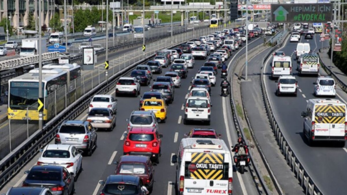 ABD merkezli Inrix tarafından yayımlanan yeni trafik analizi, İstanbul’un dünyanın en yoğun kentleri arasında ilk sırayı aldığını gösterdi. Türkiye’nin en büyük metropolünde sürücülerin yıllık 118 saatini trafikte geçirdiği hesaplandı. Raporda, bir önceki yıla kıyasla trafik gecikmelerinin yüzde 12 oranında arttığı da belirtildi.