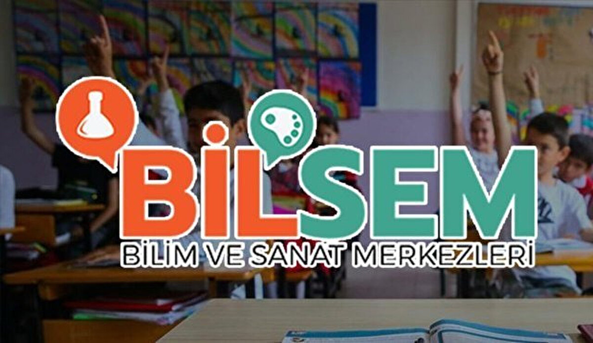Velilerin Dikkatine: Belgeler Okuldan Teslim Alınacak<br><br>Sistem üzerinden yer bilgisi öğrenilse de asıl sınav belgesi okul müdürlüklerinden temin edilecektir. MEB açıklamasında şu ifadeye yer verilmiştir:<br><br>"Fotoğraflı giriş belgeleri okul müdürlükleri tarafından onaylanarak öğrenci velilerine imza karşılığında teslim edilecektir."<br><br>Bu nedenle velilerin, çocuklarının kayıtlı olduğu okul idaresi ile iletişime geçerek onaylı ve fotoğraflı giriş belgelerini imza karşılığında teslim almaları gerekmektedir.