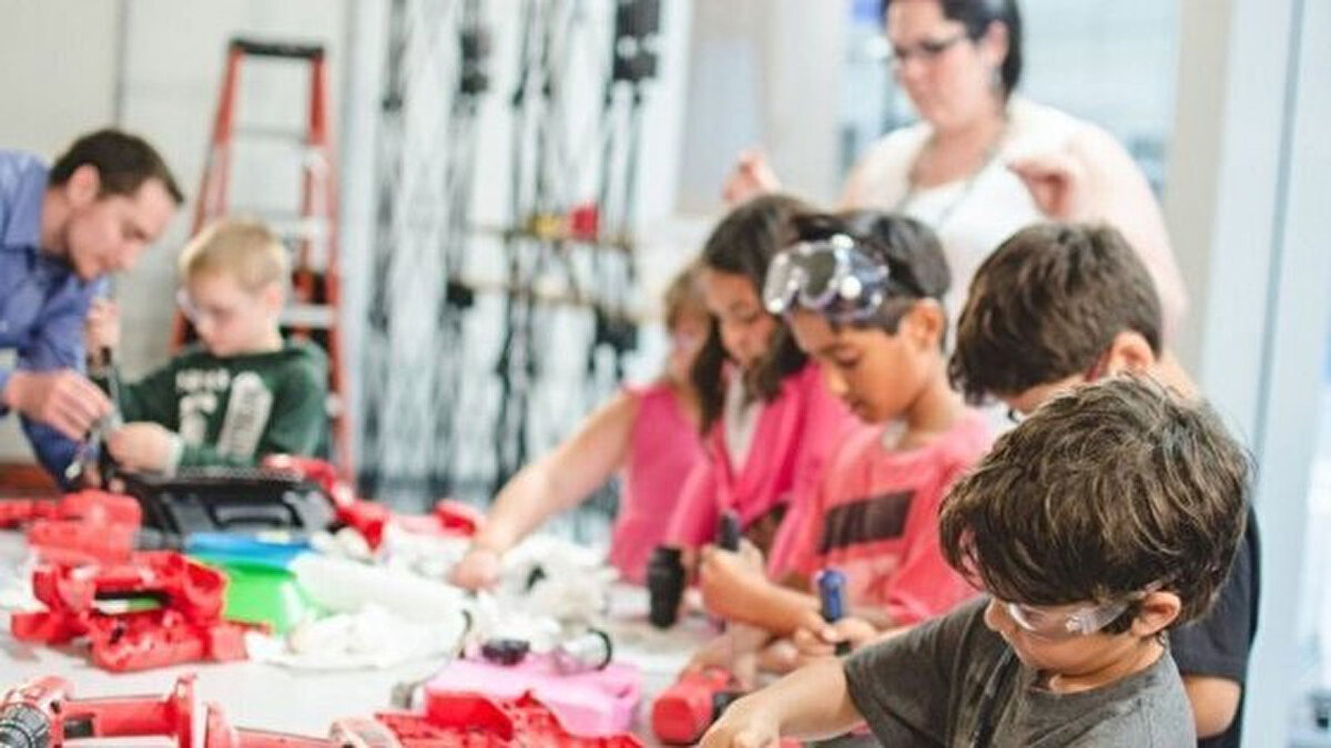 2025-2026 BİLSEM Sınavları Ne Zaman Başlayacak?<br><br>Yayımlanan 2025-2026 BİLSEM Kılavuzu'na göre; genel zihinsel, resim ve müzik yetenek alanlarında yapılacak olan ön değerlendirme uygulamaları 15 Aralık 2025 tarihinde başlayacak.<br><br>Uygulamalar, 20 Şubat 2026 tarihine kadar devam edecek. Her öğrencinin sınav tarihi ve saati, giriş belgesinde belirtilen randevu zamanında gerçekleştirilecek.