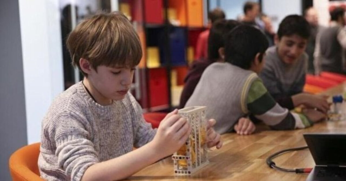 BİLSEM Sınav Giriş Belgesi Nasıl ve Nereden Alınır?<br><br>MEB tarafından yapılan son dakika açıklamasına göre; aday gösterilen öğrencilerin giriş belgeleri e-Okul Yönetim Bilgi Sistemi üzerinden görüntülenebilecek.<br><br>Belgelere ulaşmak için izlenmesi gereken yol şu şekildedir:<br><br>e-Okul Yönetim Bilgi Sistemi'ne giriş yapın.<br><br>İlkokul Ortaokul Kurum İşlemleri menüsüne tıklayın.<br><br>Buradan Sınav İşlemleri Modülü'nü seçerek giriş belgesini görüntüleyebilirsiniz.