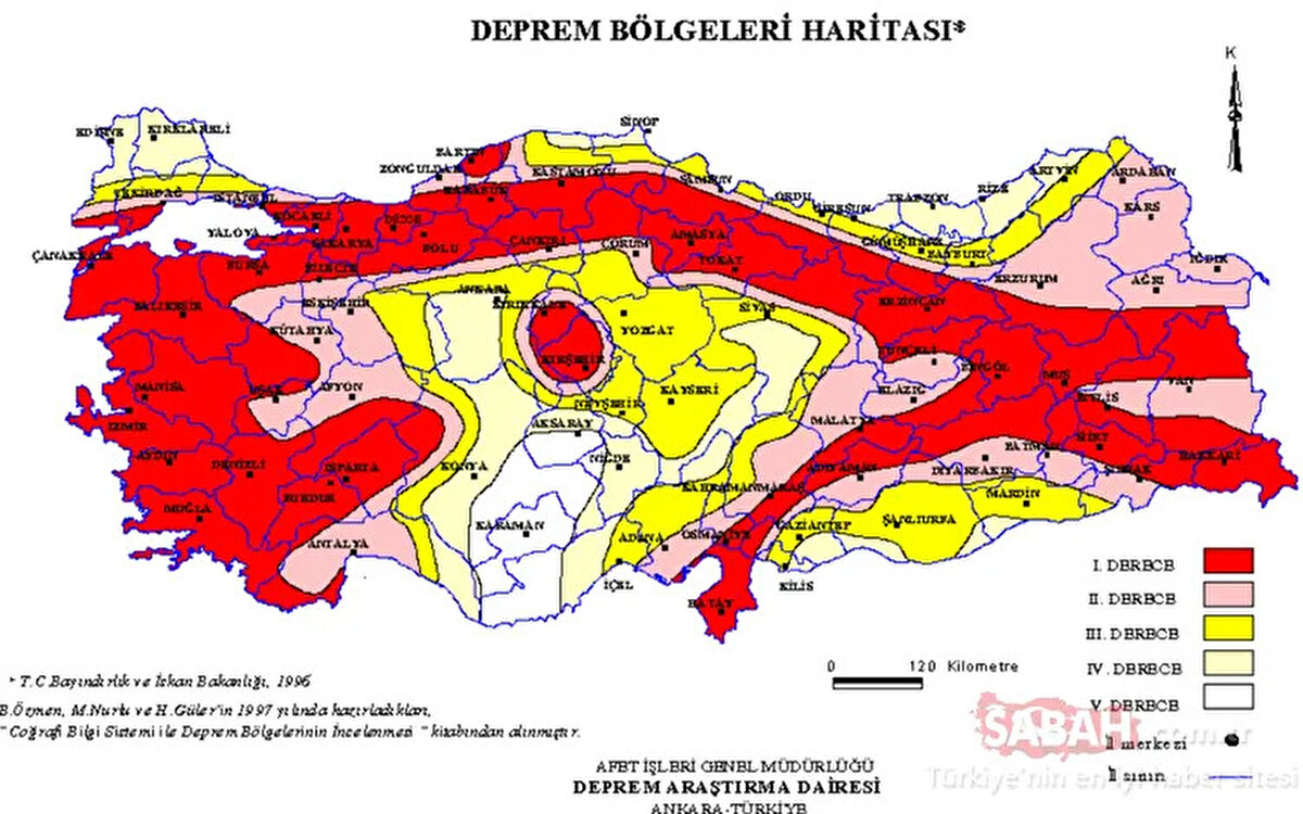 Türkiye, jeolojik yapısı gereği Kuzey Anadolu, Doğu Anadolu ve Batı Anadolu fay hatları üzerinde yer alan bir deprem ülkesidir. AFAD ve MTA (Maden Tetkik ve Arama Genel Müdürlüğü) verilerine göre hazırlanan Türkiye deprem risk haritası, 45 ilimizin birinci derece risk altında olduğunu ortaya koyuyor. Özellikle Marmara, Ege ve Doğu Anadolu bölgelerindeki hareketlilik, vatandaşları "Deprem tehlikesi olan iller hangisi?" sorusunun yanıtını aramaya itiyor.<br><br>İşte fay hatlarının geçtiği bölgeler ve 2025 yılı güncel deprem risk grupları.