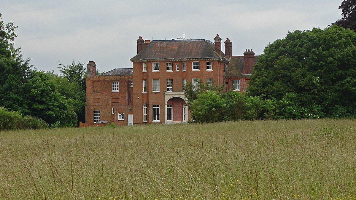 İngiltere’nin Windsor kentinde Prens William ve Prenses Kate’in 16 milyon sterlin değerindeki Forest Lodge’a taşınması, yerel halk arasında tartışmalara yol açtı. Kraliyet çiftinin taşınmasının ardından halkın kullanımına açık geniş araziler kapatıldı. Yaklaşık 150 dönümlük alan artık kamuya açık değil ve güvenlik gerekçesiyle özel bir bölge ilan edildi.