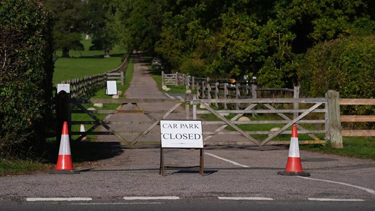 Yerel halkın tepkisi sürüyor
<br><br>Tina, kararın halkın günlük yaşamını olumsuz etkilediğini belirterek, “Bu alanların çoğu yıllardır kamuya aitti. Kraliyet çifti için kapatılması adil değil” diyor. Halk, yürüyüş alanlarının azalması, otoparkların kapanması ve çocuk etkinliklerinin aksaması nedeniyle sosyal medyada tepkilerini paylaşıyor. Windsor Great Park’ın Crown Estate’e ait olduğu ve kamu yararı gözetilerek yönetilmesi gerektiği hatırlatılıyor.