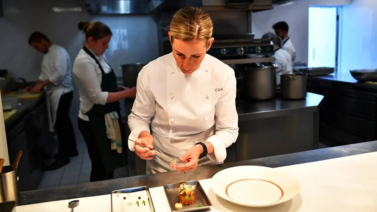 Michelin Rehberi’nin 2026 edisyonu açıklandı ve Türkiye bu yıl dört yeni restoranla listeye girerek gastronomi dünyasında konumunu güçlendirdi. Dünya çapında prestij kabul edilen rehberde yer alan restoran sayısı böylece 17’ye ulaştı.<br><br>Kültür ve Turizm Bakanı Mehmet Nuri Ersoy, rehberde tavsiye edilen işletme sayısının 115’e çıktığını belirterek Türk mutfağının bölgesel çeşitliliğinin uluslararası arenada daha görünür hâle geldiğini vurguladı.