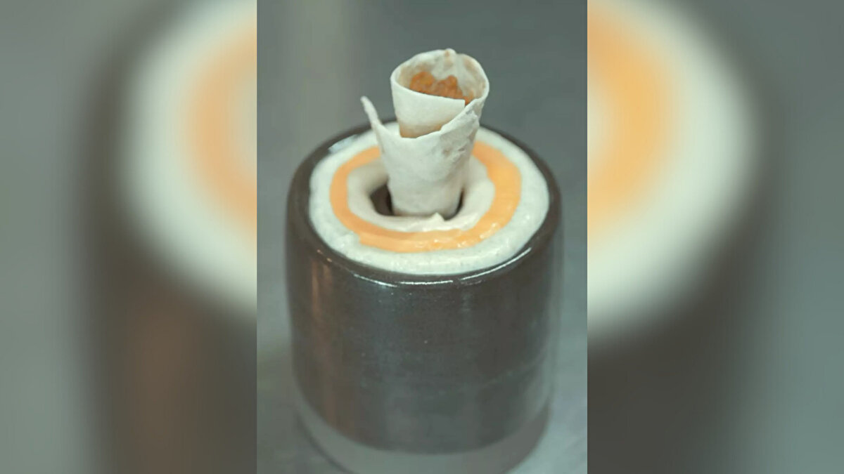 Revithia (Kapadokya): 8 aşamalı tadım menüsü<br><br>Şef Durhan Özdemir’in yönettiği Revithia, Kapadokya’nın yerel ürünlerini modern tekniklerle yorumlayan bir tadım deneyimi sunuyor.<br>Menü fiyatları şöyle:<br><br>Tadım menüsü: 4.350 TL<br><br>Alkollü eşleşmeli tadım: 5.450 TL<br><br>Üzüm Bayramı, Gırniş, Miras ve Revithia Yağlama gibi özgün tabakların yer aldığı menüde servis ücreti alınmıyor.