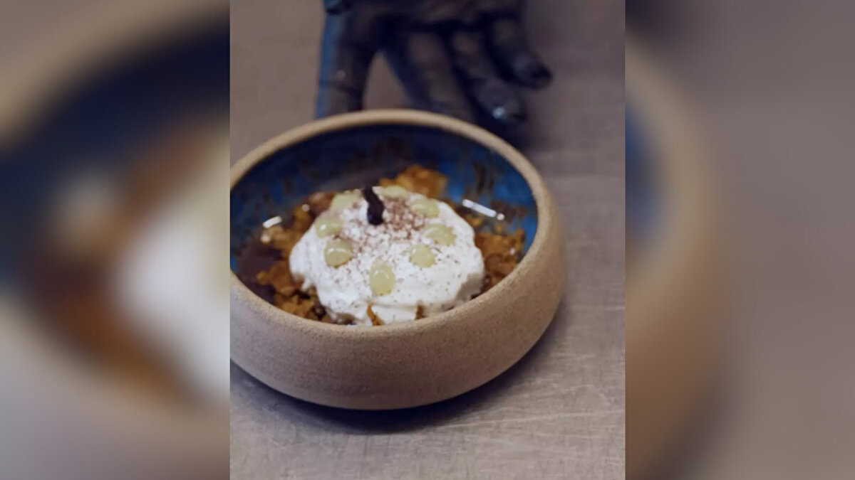 Mezra Yalıkavak (Muğla): 7.000 TL’lik menü<br><br>Bodrum’un Yalıkavak bölgesinde yer alan Mezra, şef Serhat Doğramacı ile modern Anadolu mutfağı yorumları sunuyor.<br>Güncel fiyatlar:<br><br>A’la kart başlangıç: 400–700 TL<br><br>Ana yemek: 900–1300 TL<br><br>Tadım menüsü: 7.000 TL (+%13 servis ücreti)<br><br>Tadım menüsünde Lakerda, Mantı, İçli Köfte, Kuzu Sırt ve Keçi Sütlü Sütlaç öne çıkan tabaklar arasında.