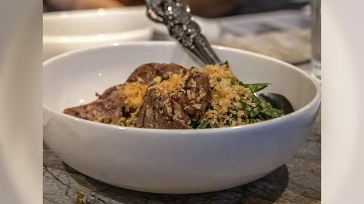 Araf İstanbul: Sakatat ağırlıklı özgün menü<br><br>Sadece akşam servisi bulunan Araf İstanbul, şefler Kenan Çetinkaya ve Pınar Korgan Çetinkaya tarafından yönetiliyor. Menü, sakatat ağırlıklı yaratıcı tabaklardan oluşuyor.<br><br>Akciğer Tantuni: 600 TL<br><br>Çıtır Beyin: 900 TL<br><br>Uykuluk: 1.100 TL<br><br>Dana Yanak: 1.600 TL<br><br>Skirt Steak (kg): 4.000 TL<br><br>Kuzu T-Bone: 2.200 TL<br><br>Restoran %12 servis ücreti uyguluyor.