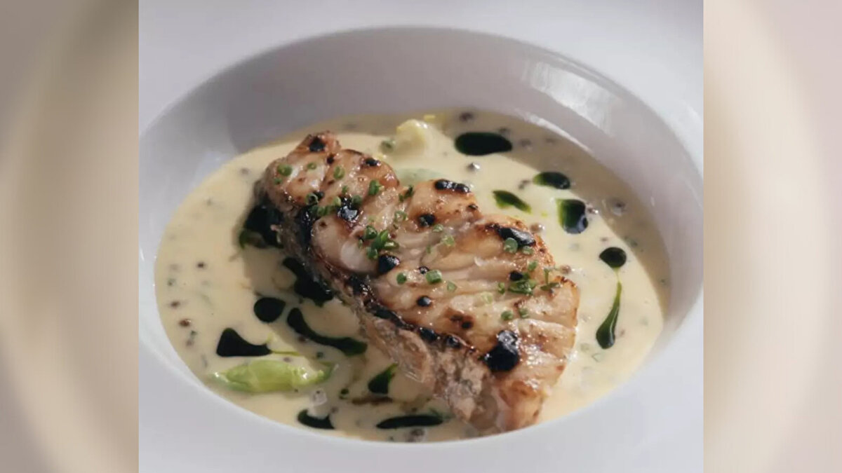 Vino Locale (Urla): İki yıldızlı tadım menüsü<br><br>Bu yıl Michelin’den iki yıldız alan Vino Locale, Urla gastronomi sahnesine yeni bir ivme kazandırdı. Şef Ozan Kumbasar’ın hazırladığı menü fiyatları:<br><br>Degüstasyon menüsü: 5.500 TL (servis ücreti hariç)<br><br>A’la kart başlangıç: 1.200–1.500 TL<br><br>Ana yemek: 1.500–2.000 TL<br><br>Tatlı: 650–750 TL<br><br>Restoranın öne çıkan tabakları arasında Lagos ve Koruk eşlikli olta kalamar bulunuyor.