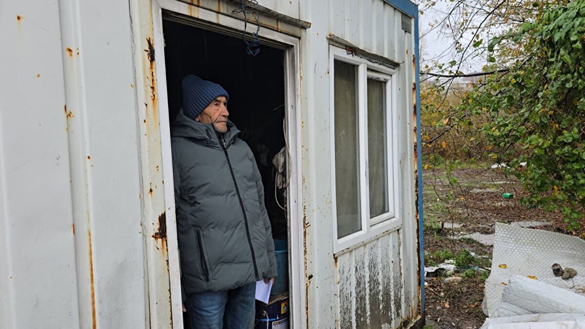 Tapular başkalarına devredildi, vaat edilen daireler teslim edilmedi<br><br>Sürecin ilerleyen aşamalarında Aytan’ın villa ve dairesinin tapusunun farklı kişilere aktarıldığı, buna karşın kendisine söz verilen dört dairenin hiçbirinin teslim edilmediği iddia edildi. Mülklerinin kontrolünü kaybettiğini söyleyen Aytan, şüpheliler B.S. ve R.T. hakkında “nitelikli dolandırıcılık” gerekçesiyle savcılığa başvuruda bulundu.