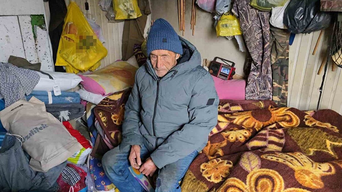 Zonguldak’ın Ereğli ilçesinde yaşayan 77 yaşındaki Ahmet Aytan, ailesinden miras kalan arsasını kat karşılığında vererek yaklaşık 15 milyon TL değerinde bir villa ve 6 milyon TL değerinde bir daire sahibi oldu. Ancak Aytan’ın anlatımına göre, gayrimenkullerini teslim almadan önce bir emlakçı kendisine ulaşarak bu mülkler karşılığında yeni başlayacak bir projeden dört daire teklif etti. Teklifi kabul eden Aytan, işlemlerin yapılabilmesi için vekalet verdi.