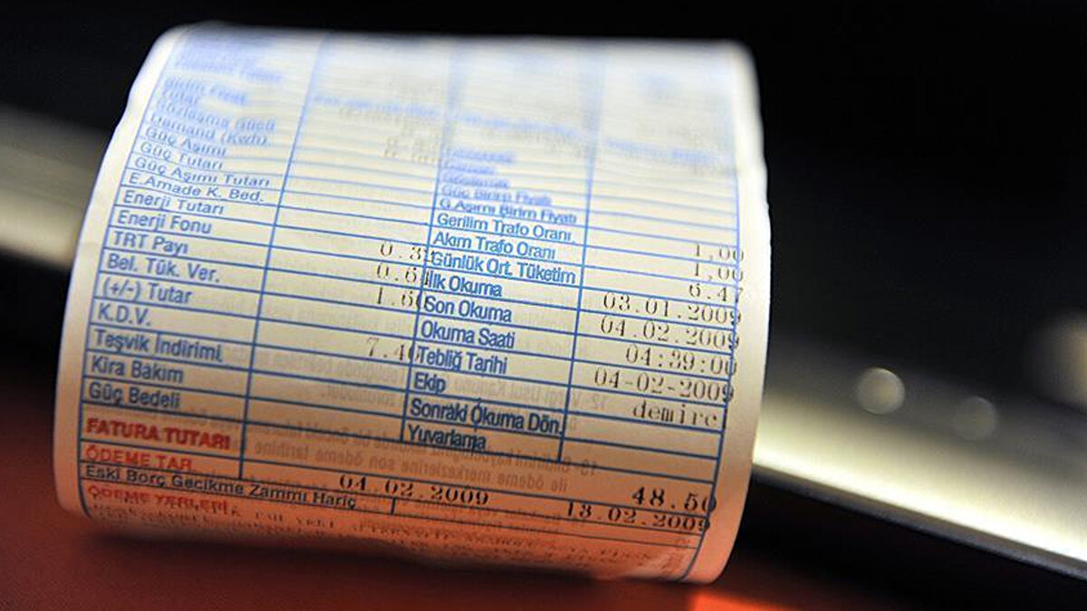 Doğalgaz kullananlar dikkat: Sıra orada<br>Devletin elektrik ve gaz sübvansiyonu için son iki yılda 1 trilyon lira (yaklaşık 30 milyar dolar) harcadığını belirten Bayraktar, bu yükü hafifletmek için doğalgazda da düğmeye basıldığını duyurdu. Bakan Bayraktar, "Doğalgazda da tüketim esaslı benzer bir uygulamayı 2026'da düşünmeye devam ediyoruz" ifadelerini kullandı.