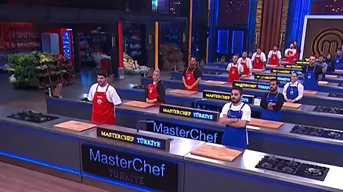 8 Aralık MasterChef Dokunulmazlığı Hangi Takım Kazandı?<br><br>MasterChef All Star Altın Kupa mücadelesinin ilk takım oyununda şefler, yarışmacılardan zorlu bir teknik gerektiren Krokan Bush (Croquembouche) yapmalarını istedi. Kaptanlar Çağatay ve Sergen'in önderliğinde yarışan iki takım, en iyi tabağı çıkarmak için zamanla yarıştı.<br><br>Şeflerin yaptığı tadım ve değerlendirme sonucunda, rakibine göre daha başarılı tabaklar çıkaran KIRMIZI TAKIM, gecenin ve Altın Kupa haftasının ilk dokunulmazlık oyununu kazanan taraf oldu.