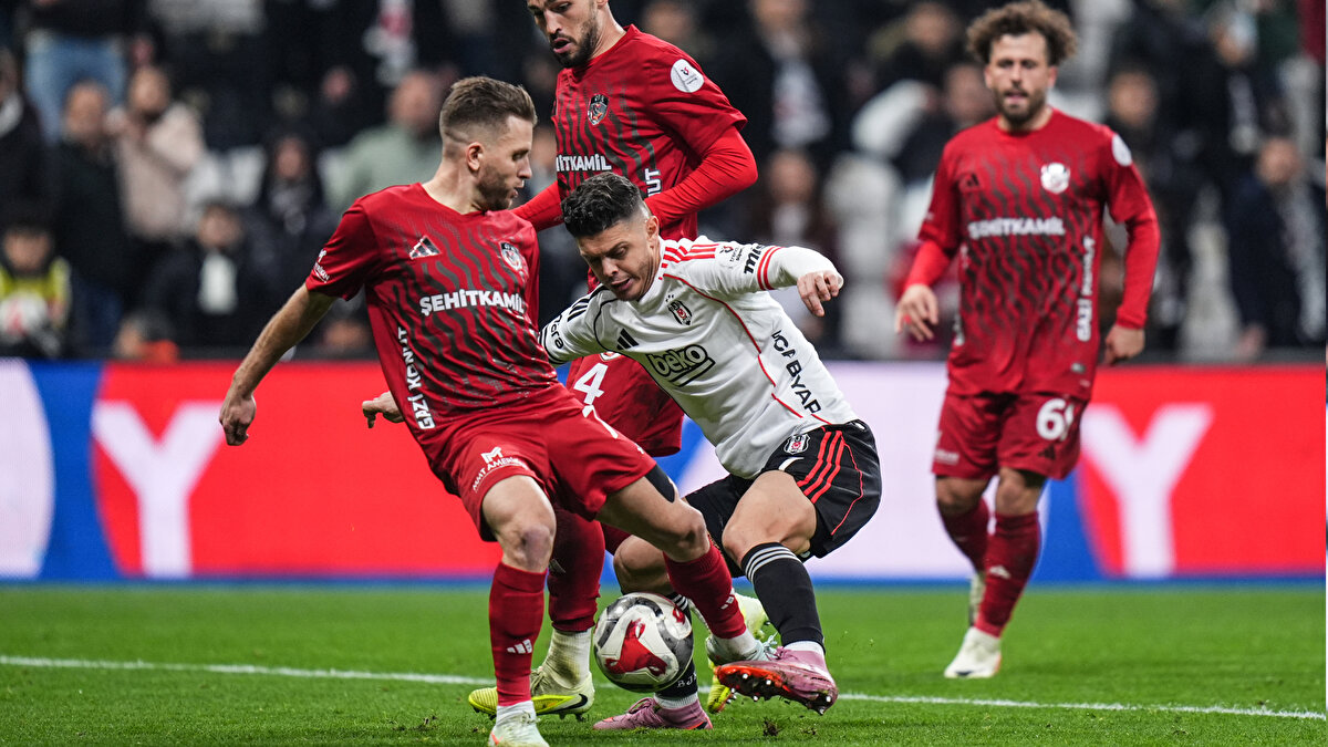 “Atletik değil, maşallah pehlivan gibi olmuş. Maçın temposuna ayak uyduramadı. 35 faul, 9 sarı kart, 2 sarı da kulübelere çıktı. Zaten futbol iklimimizde hakemlere de güven kalmadı.” [SABAH]<br>