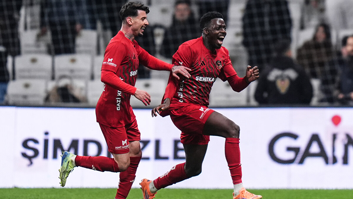 “Anlatılamaz bir nokta”<br><br>Ali Gültiken: Beşiktaş hücum yönünü geliştirip bir şeyler inşa ederken savunmada bu kadar basit hatalar yapmamalı. Futbol önce savunma güvenliği sonra kazanma felsefesi üzerine inşa ediliyor. Beşiktaş gibi takımın 4 maç üst üste iç saha karşılaşması kazanamaması da anlatılamaz bir noktaya geliyor.<br>