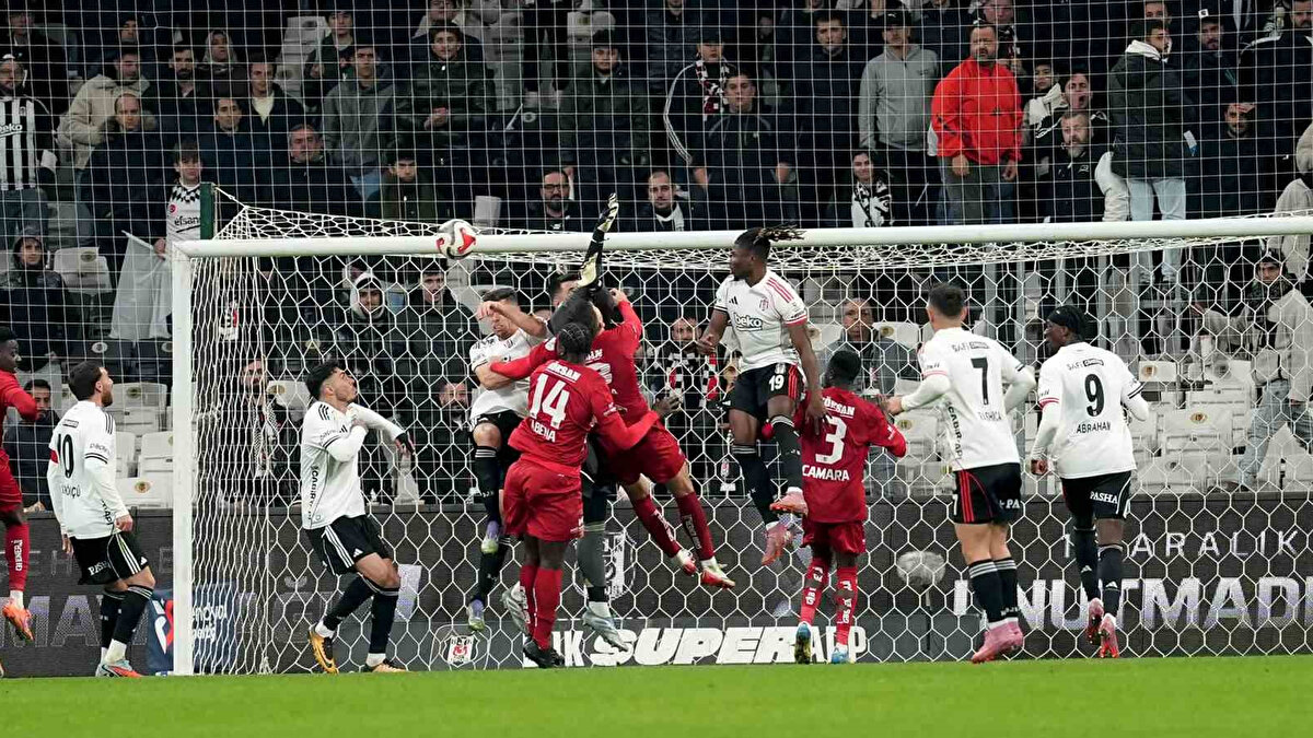 Ercan Taner: "Beşiktaş dün akşam gol kaçırma yarışmasına katılmış gibiydi. Neler kaçtı neler. Bu takım nereye gidecek, çok merak ediyorum. Bu kadro ile buraya kadar, bunu herkes biliyor ama gelecek için hiç umut vermeyen bir oyun yapısı ile bu iş çok zor." [SÖZCÜ]<br><br>