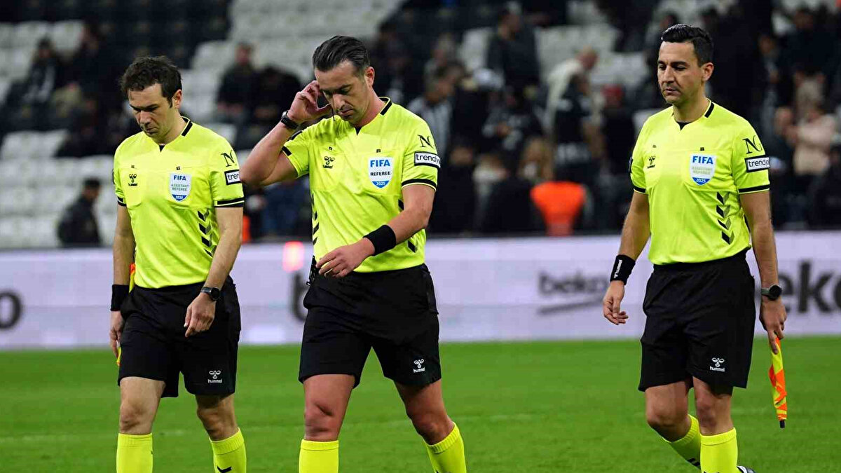 "VeTAS’ın iflas eden atamaları"<br><br>Mustafa Çulcu: Kadir Sağlam, FIFA hakemi lakin büyük maçlarda ara ki bulasın! Bu sezon ilk büyük takım maçı 31 Ağustos'ta Alanya-Beşiktaş (2-0) olmuş. Sonra Anadolu takımlarının maçında gezmiş, Süper Lig'de 8. maçı ve İstanbul arenasında ilk büyük takım maçı yine Beşiktaş!"