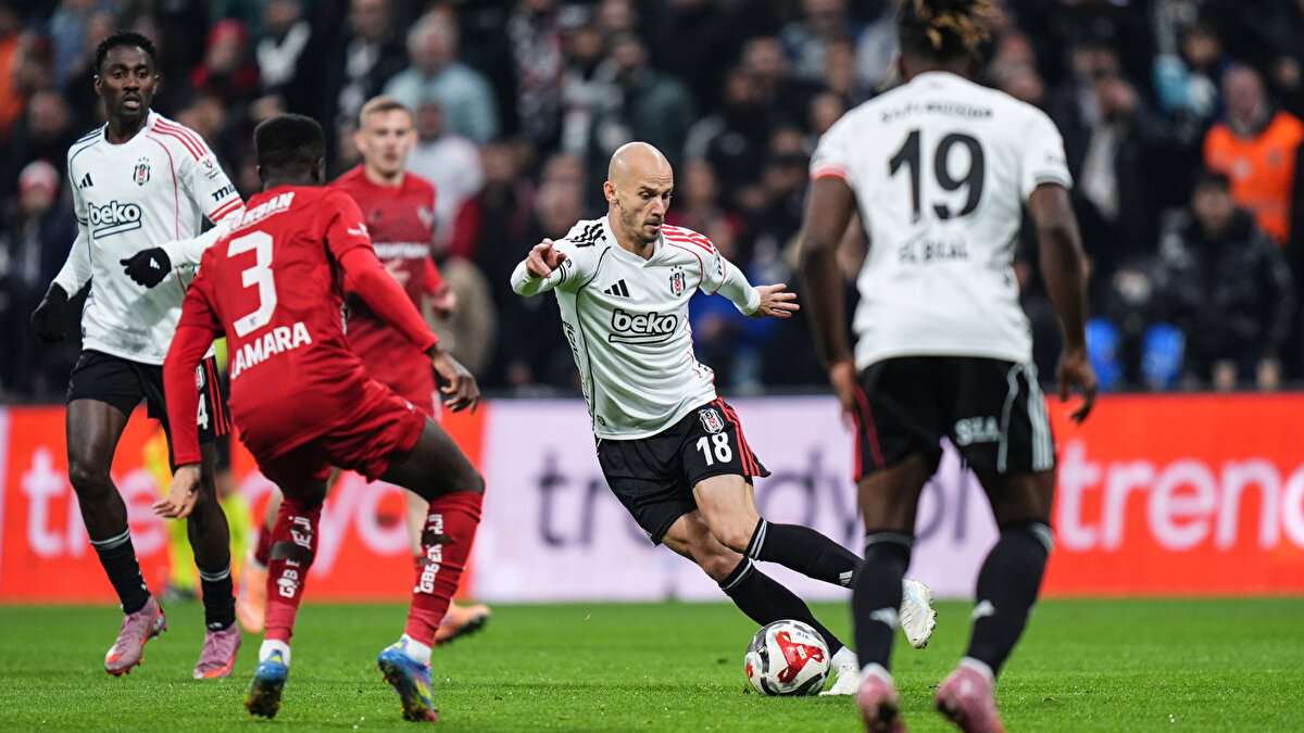 “Lige havlu atmış bir Beşiktaş izliyoruz”<br><br>Fatih Doğan: Kendi evinde kazanamayan bir takımın lig ya da başka bir kulvarda hayalleri olabilir mi? Olamaz... Maalesef Beşiktaş kan kaybediyor. Aralık, Kasım derken Ekim ayında lige havlu atmış bir Beşiktaş izliyoruz. Bahanelerin, mazeretlerin gölgesinde…<br><br>