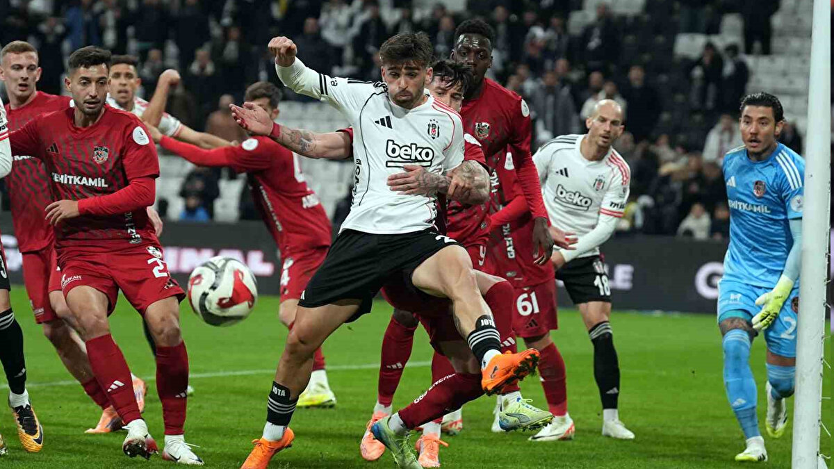 TARAFTARDAN İSTİFA TEZAHÜRATLARI<br><br>Gol düellosunda kazanan çıkmadı ve maç 2-2 berabere kaldı. Maçın ardından siyah-beyazlı takımın taraftarları yönetimi ve Sergen Yalçın’ı istifaya davet etti. <br>