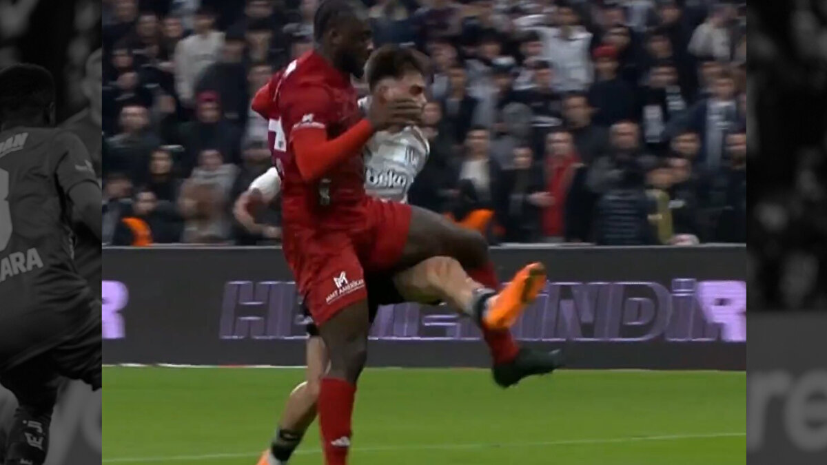 "Jota'ya yapılan açık bir penaltı ama veremedi"<br><br>“İlk yarı uzatma dakikalarında Abena'nın, Jota'ya yaptığı faul açık bir penaltı ama hakem veremedi. Klasik ülke hakemlik yapısı noter olarak VAR'ı işaret etti. Büyük hakem olmak istiyorsan bunu sahada kendin vereceksin. “<br>