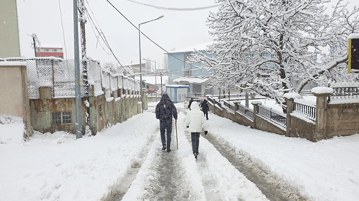 Yılbaşında İstanbul'a Kar Yağar Mı?<br><br>Yılbaşı gecesini kar altında geçirmek isteyenler için tahminler, Aralık ayının son haftasında sıcaklıkların ciddi oranda düşeceğini gösteriyor. Ancak uzmanlar, kar örtüsü oluşturacak yoğunlukta bir yağışın Ocak ayının ilk günlerinden itibaren daha olası olduğunu belirtiyor. Yani yılbaşı gecesi dondurucu bir soğuk olsa da, lapa lapa kar yağışı ihtimali Ocak başına sarkabilir.