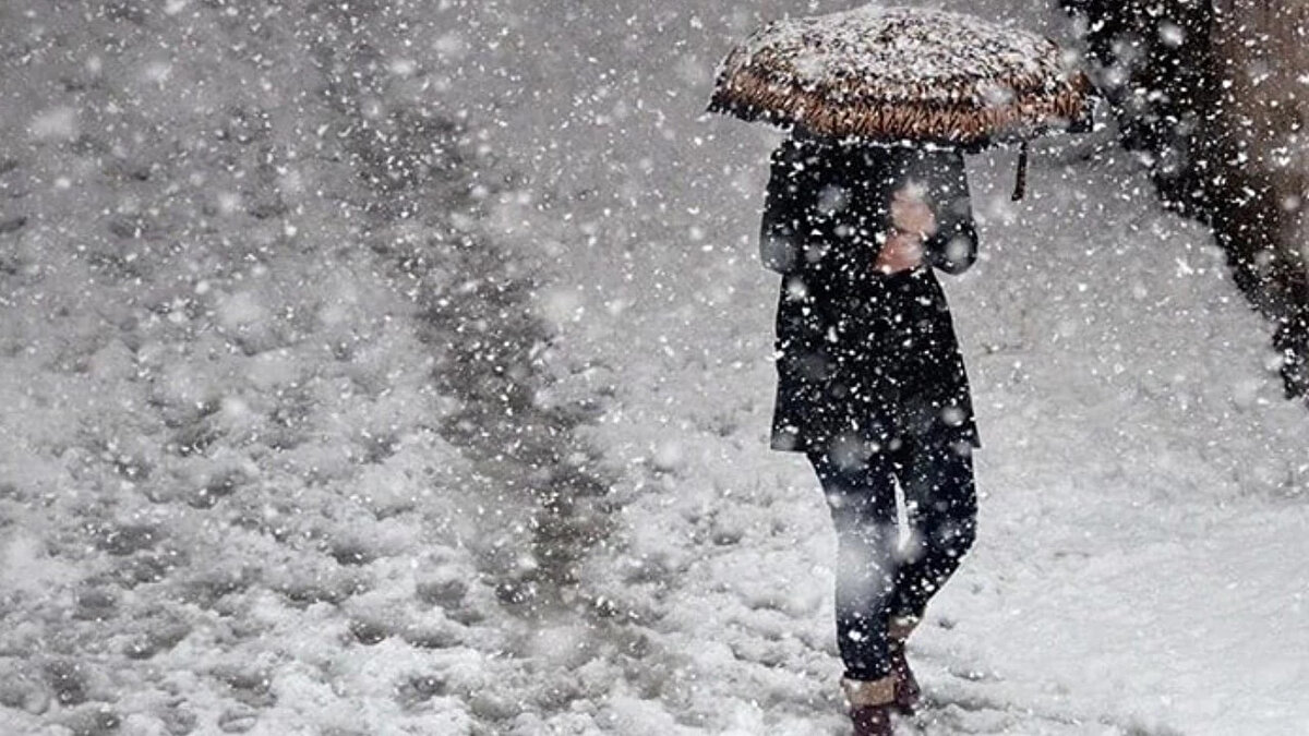 İSTANBUL'UN 5 GÜNLÜK HAVA DURUMU<br><br>Pazartesi Sağanak Yağışlı 9°C 12°C<br><br>Salı Çok Bulutlu 8°C 12°C<br><br>Çarşamba Parçalı Bulutlu 7°C 13°C<br><br>Perşembe Sağanak Yağışlı 8°C 14°C<br><br>Cuma Çok Bulutlu 8°C 15°C